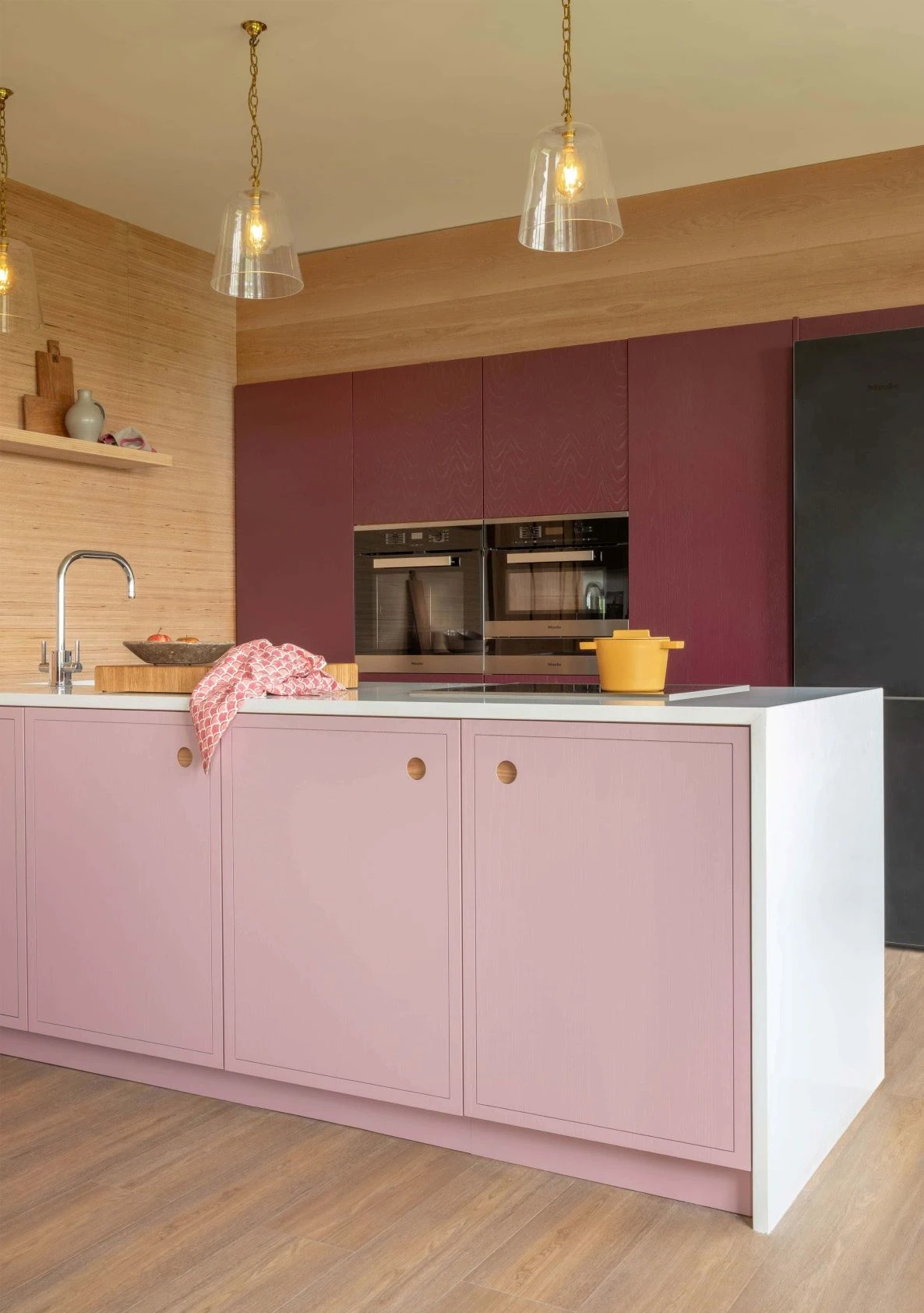 Natural bramble & pink tones blend seamlessly throughout the kitchen, infusing the space with energy & character.