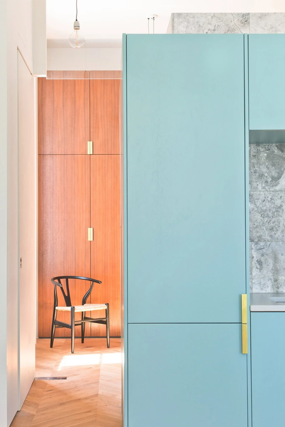 Blue doors & golden handles that flow into the next room, tying together eclectic contemporary aesthetics with a touch of symmetry & neat lines.