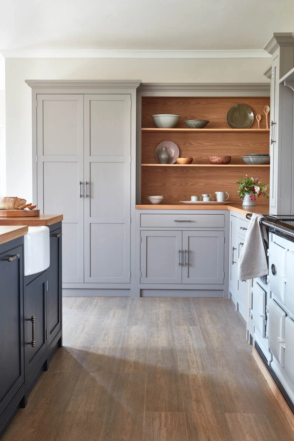A classic kitchen with a farmhouse touch, boasting attractive shaker cabinets and an Aga. Traditional features like corbels, beading and cornice complete the traditional look