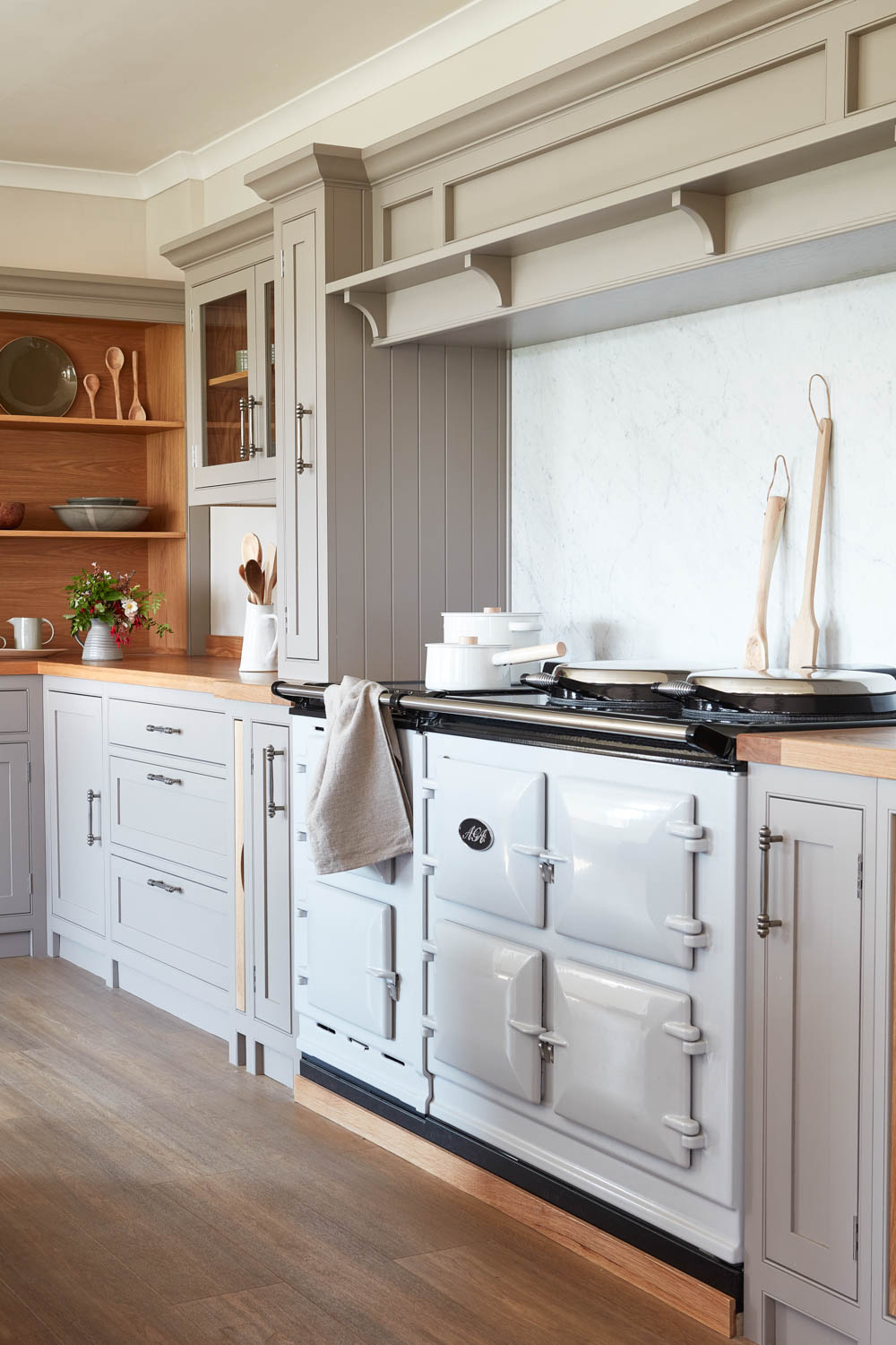 A classic kitchen with a farmhouse touch, boasting attractive shaker cabinets and an Aga. Traditional features like corbels, beading and cornice complete the traditional look