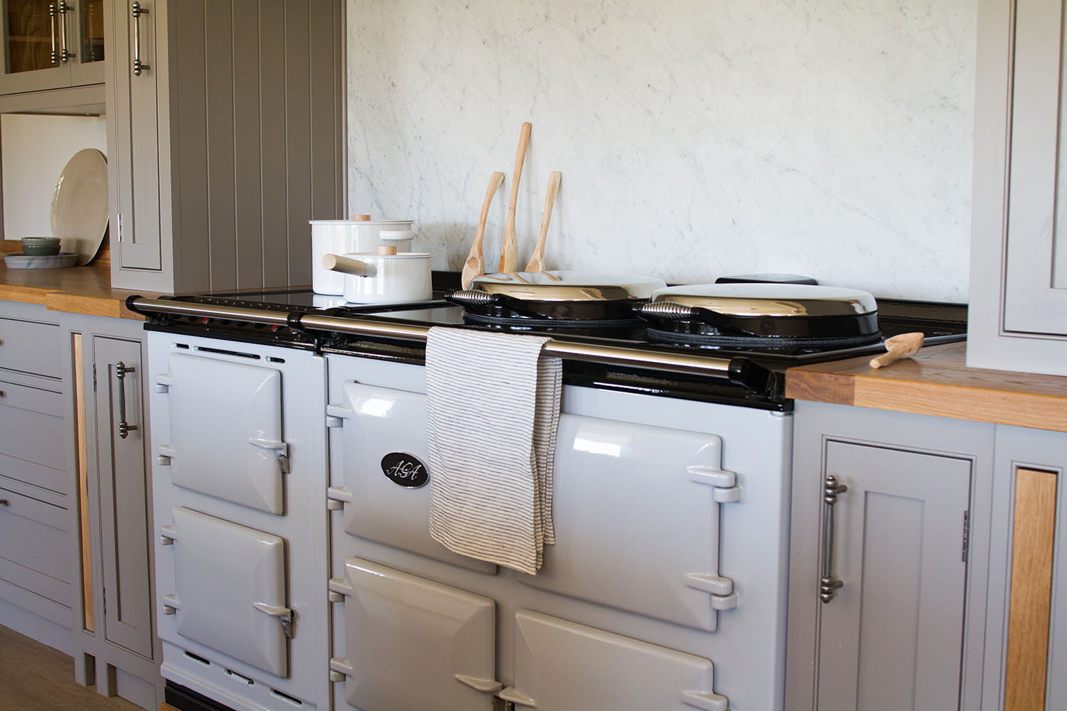 A classic kitchen with a farmhouse touch, boasting attractive shaker cabinets and an Aga. Traditional features like corbels, beading and cornice complete the traditional look